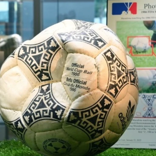 El balón de la "Mano de Dios" de Maradona se subasta por más de 3 millones de dólares