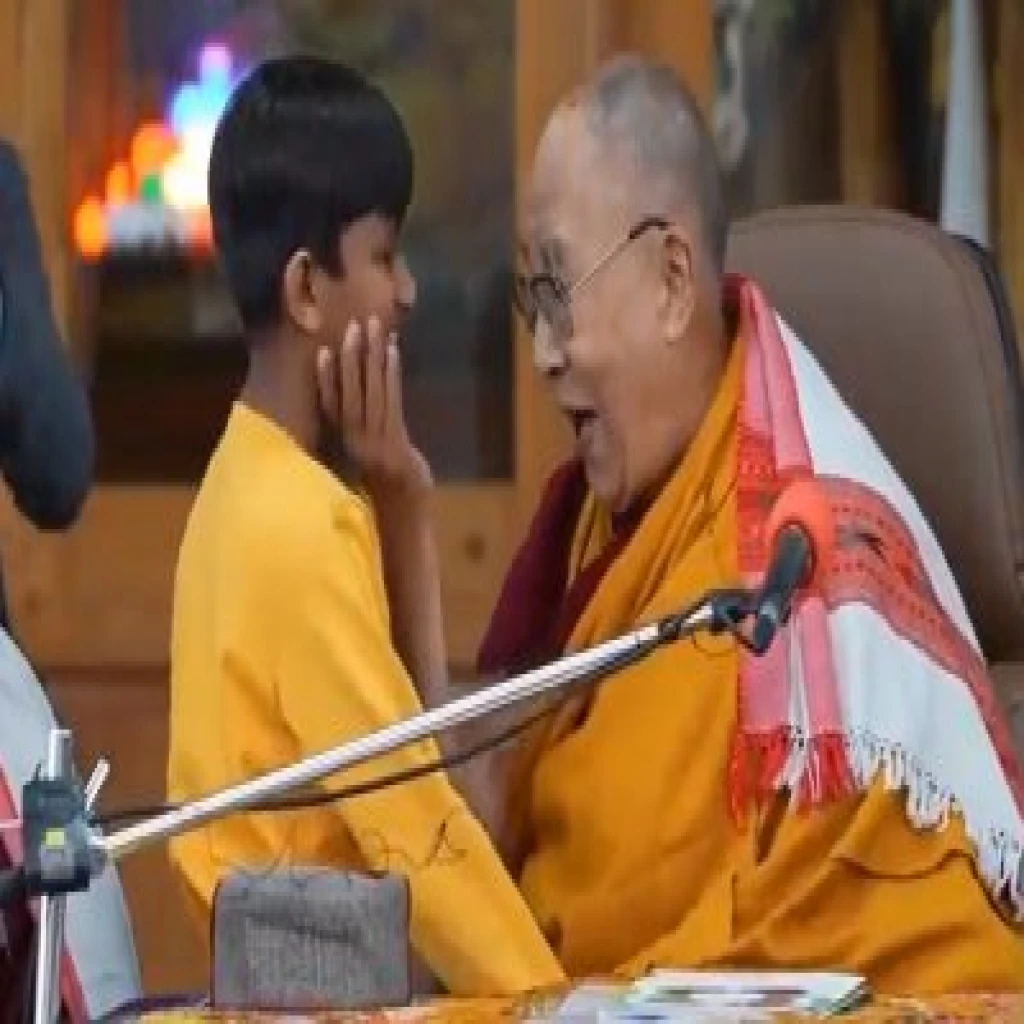“Fue una broma”: Dalai Lama pidió disculpas por besar a un niño en la boca