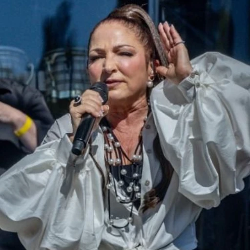 Gloria Estefan conquista Madrid con un canto a la unidad en la fiesta de la Hispanidad