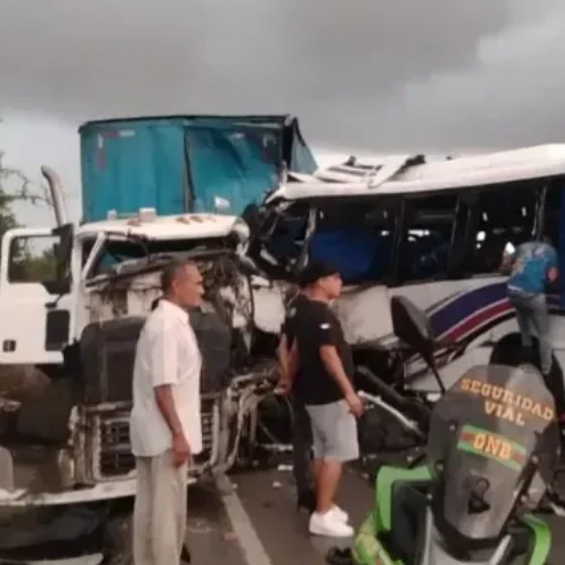 Nueve fallecidos deja colisión entre autobús y gandola en la Troncal 9 de Anzoátegui