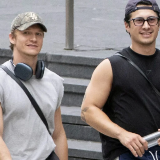 Director de 'Heated Rivalry' pide a sus seguidores que den "espacio" a los actores