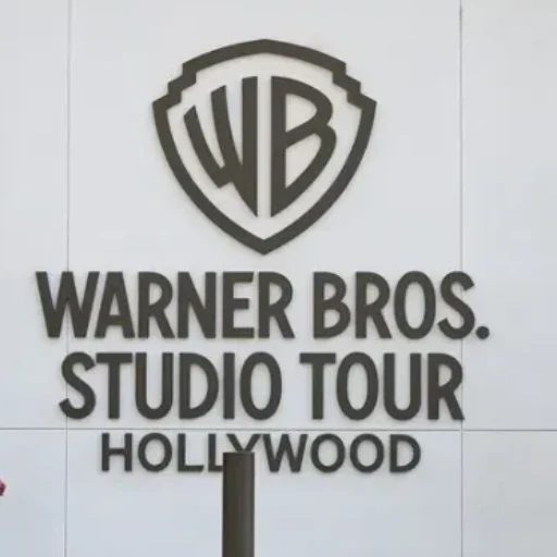 Warner Bros. evalúa su venta ante interés de Netflix, Comcast y otras ofertas