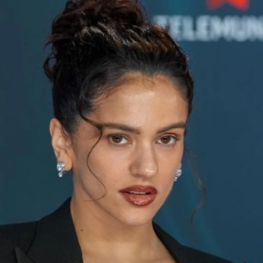 Rosalía rinde homenaje a la música en español en los Billboard Latinos