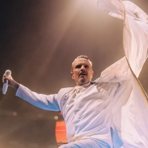 Miguel Bosé celebra sus 70 años en plena gira por América Latina