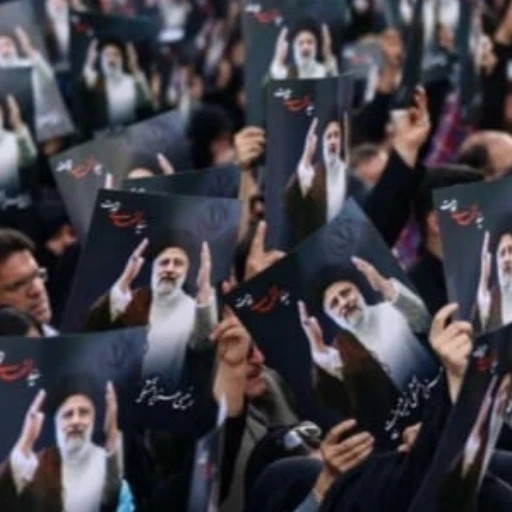 Miles de iraníes participan en las procesiones fúnebres del presidente Raisi en Tabriz