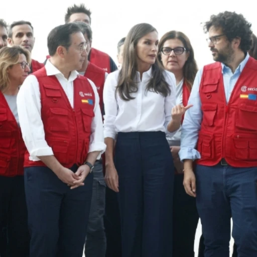 Instalan hospital de campaña español en Caracas para atender a los afectados por el terremoto.