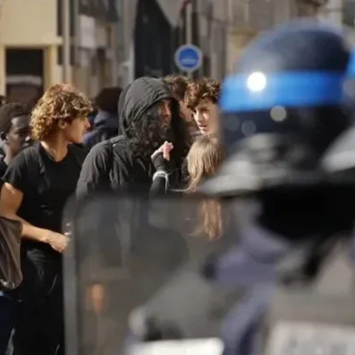 Al menos 600 detenidos y 400 liceos cerrados por las protestas estudiantiles en Francia