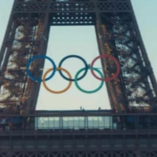 La Torre Eiffel exhibe los 5 aros olímpicos