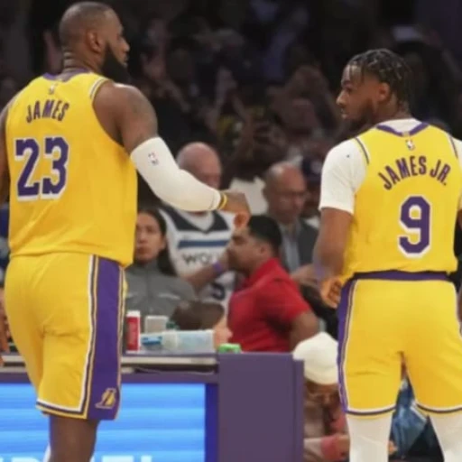 LeBron James y Bronny hacen historia como primer dúo padre-hijo en jugar juntos en un partido