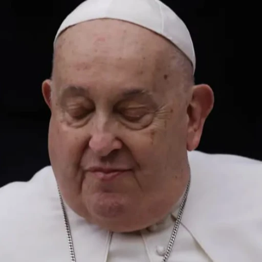 Primeras y únicas palabras del papa Francisco desde su ingreso en el hospital: "Recen por mí"