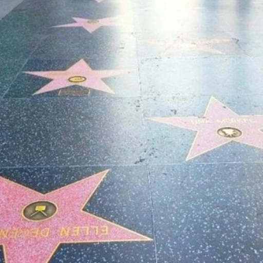 Karol G, Pedro Pascal y Lisa Kudrow recibirán una estrella en el Paseo de la Fama en 2027