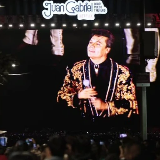 Miles de mexicanos llenan el Zócalo para recordar a Juan Gabriel