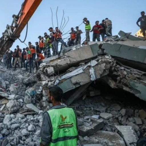 21 fallecidos tras derrumbe de un edificio dañado por bombardeos en Gaza
