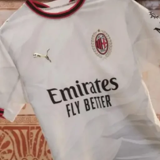 El Milan presenta su nueva camiseta con el lema "Después de Estambul, siempre está Atenas"