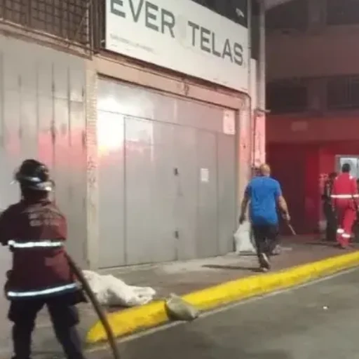 Bomberos de Caracas desalojan a 300 personas por fuga de gas en la Candelaria