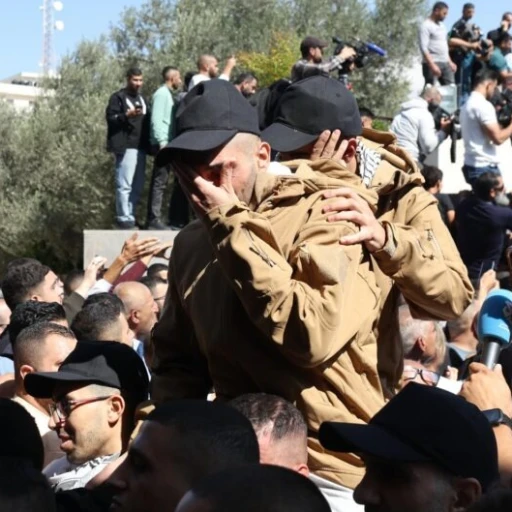154 prisioneros palestinos excarcelados por Israel llegan al norte de Egipto.