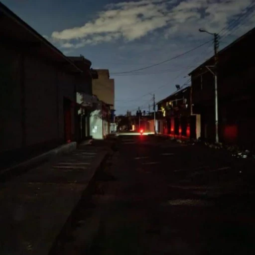 Solo la luz de los vehículos alumbra de noche las calles de frontera