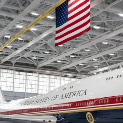 Trump revela el nuevo Air Force One, un Boeing de lujo con los colores de la bandera