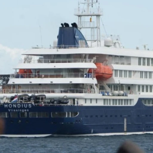 Últimos pasajeros del Hondius abandonan el crucero y parten hacia el aeropuerto