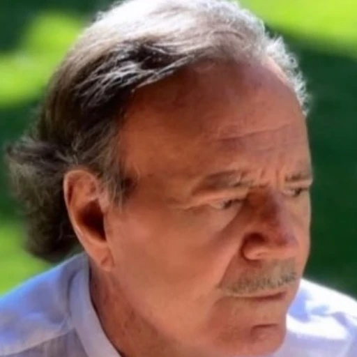 Julio Iglesias demandará a la vicepresidenta española ante el Supremo por injurias y calumnias