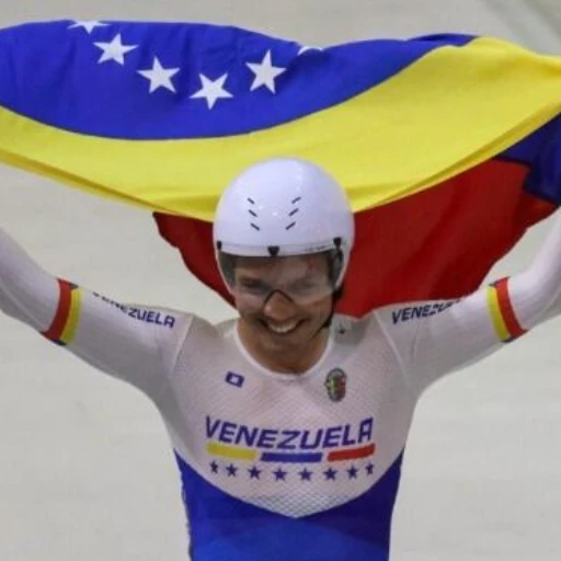 Clever Martínez hace historia al liderar el ranking mundial UCI Men’s Endurance