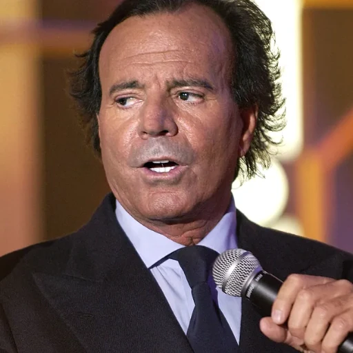 Julio Iglesias contrata a un abogado para hacer frente a las acusaciones contra él