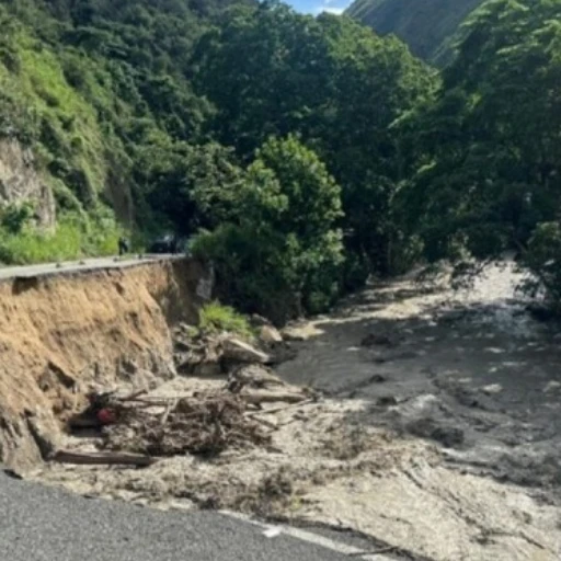 Lluvias intensas provocan deslizamientos de rocas y sedimentos en vías de Mérida