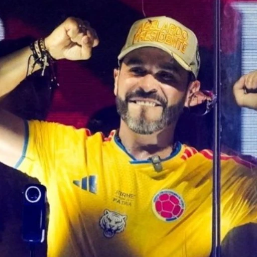 Abelardo de la Espriella desafía orden judicial y llena de banderas su mitin en Cartagena