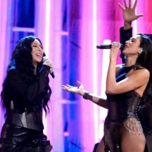 El dueto memorable de Dua Lipa y Cher, juntas en una gala de estrellas al ritmo de "Believe"