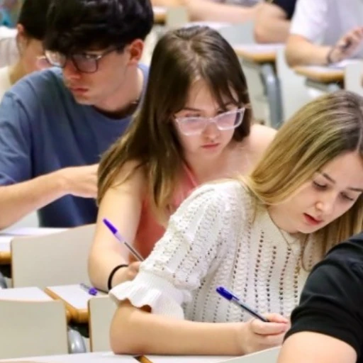 Venezuela y España evalúan convenio de becas para venezolanos de hasta 100 % en educación superior