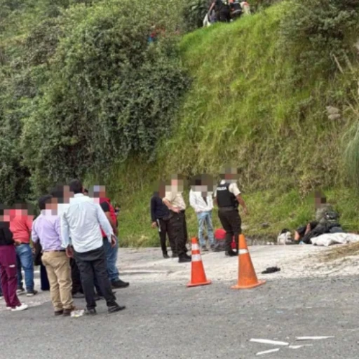 Más de 10 fallecidos y 20 heridos tras accidente de autobús en Ecuador