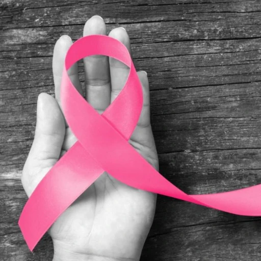 Inicia el Mes Rosa, la cruzada contra el cáncer de mama y sus retos en la detección temprano.