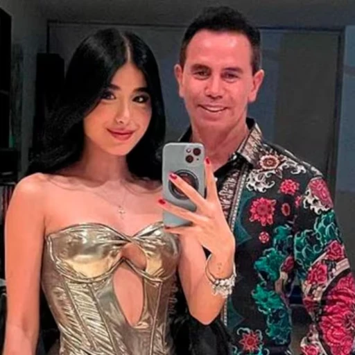 El cantante de música popular Jhonny Rivera y la artista Jenny López