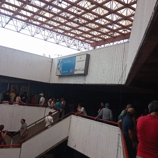 Largas colas de usuarios en oficina de Corpoelec en San Antonio para registrarse y pagar servicio 
