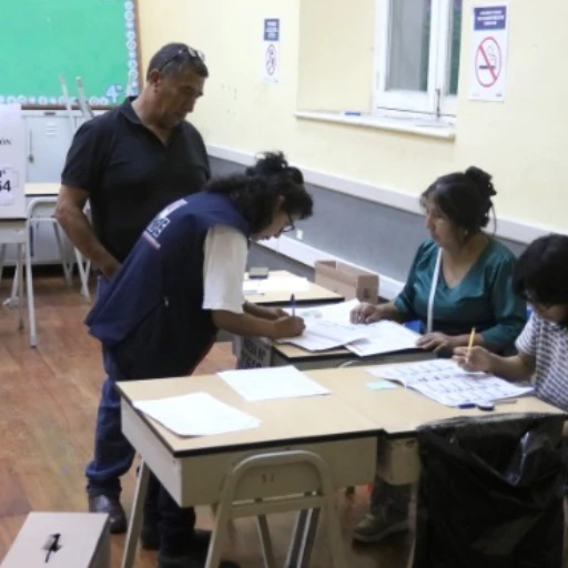 Perú extiende horario de votación hasta el lunes 13 en mesas afectadas por retrasos de material elec