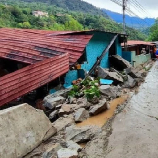 Fuertes lluvias mantienen en alerta al estado Mérida y bloquean la carretera Local 001
