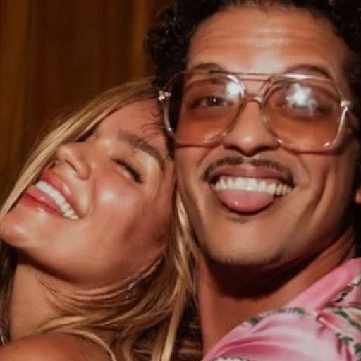 Karol G y Bruno Mars estrenan el video en vivo de 'Still' Karol G y Bruno MarsKarol G y Bruno Mars.