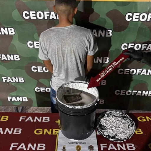 Con más de 5 kilos de marihuana camuflados en cuñete de pasta fue detenido un hombre en PeracaL