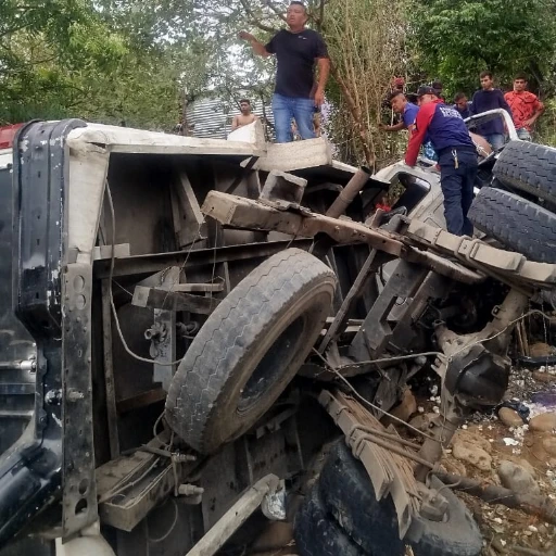 Conductor atrapado y herido en aparatoso volcamiento de camión en San Antonio