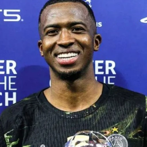 Pacho, elegido mejor jugador del Bayern-PSG por una “actuación defensiva sobresaliente”