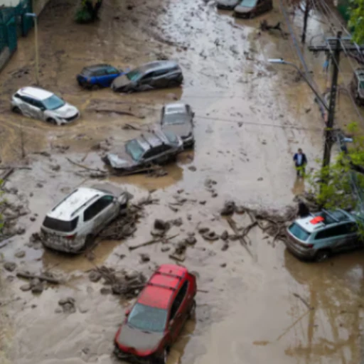 Torrente de agua y barro arrastra vehículos y autobuses en el este de Santiago de Chile