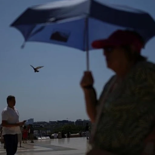 Francia mantiene 37 departamentos en alerta roja por calor extremo este lunes