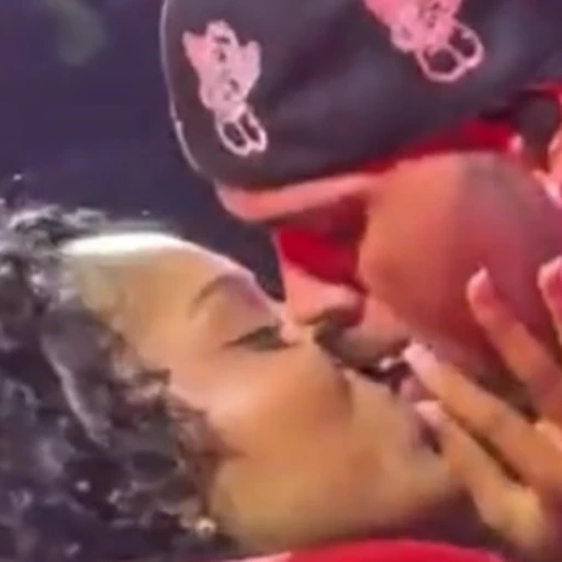 Chris Brown se besa a fanática en pleno show