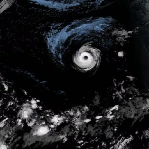 Marie se convierte en huracán categoría 1 mientras se acerca al noroeste de México